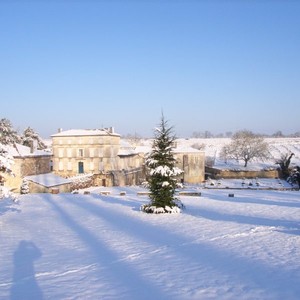 L'abbaye de Fontdouce en hiver sous la neige