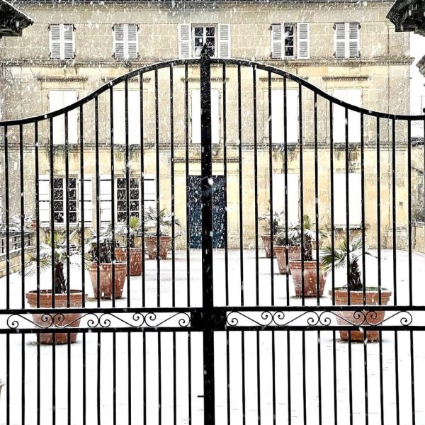 l'entrée de l'abbaye de fontdouce sous la neige