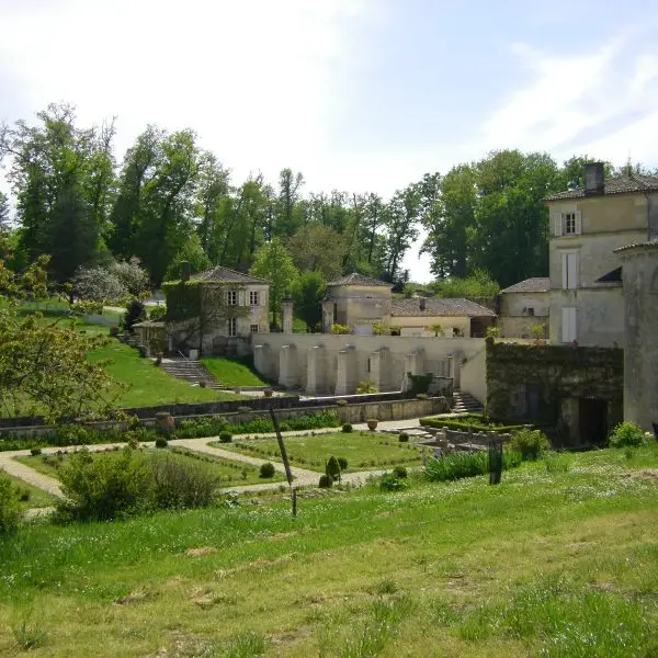 L'abbaye de Fontdouce vu depuis les vignes alentours