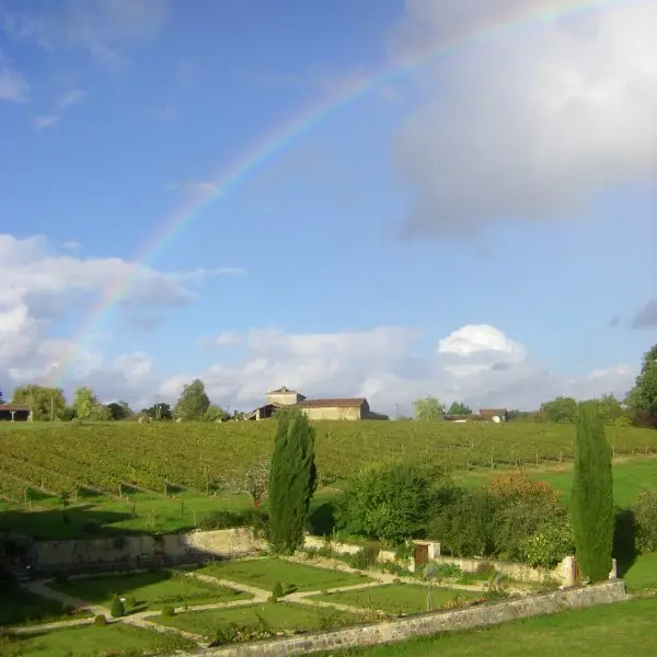 Arc en ciel derrière les vignes vu du pré de l'abbaye