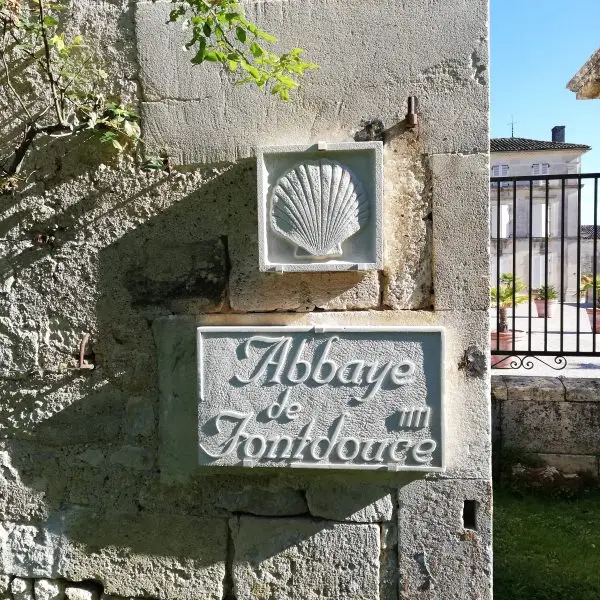 Entrée de l'abbaye de Fontdouce