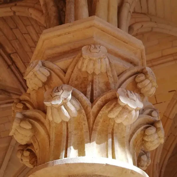 Détail des colonnes de la salle capitulaire