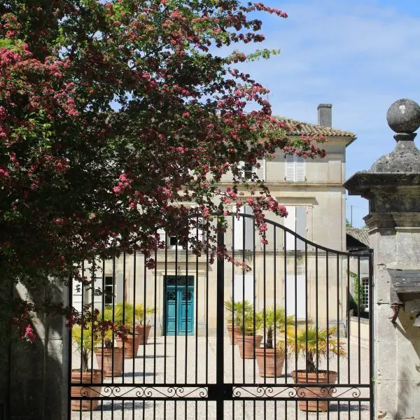 Entrée de l'abbaye de Fontdouce