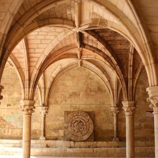La salle capitulaire de l'abbaye de Fontdouce et sa rosace