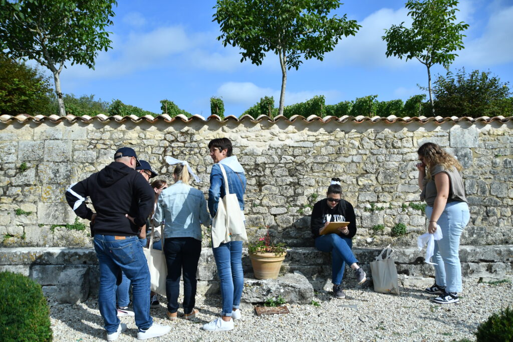 Equipe en train de déchiffrer une énigme