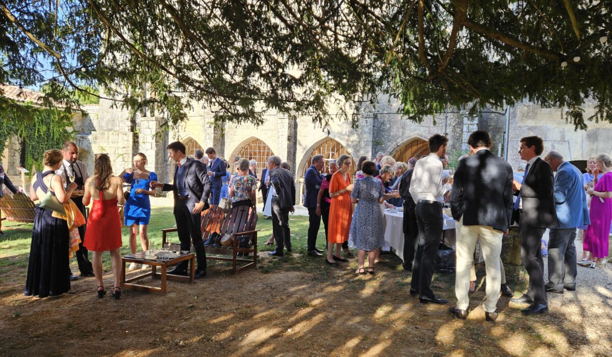 Cocktail sous l'arbre du cloître de l'Abbaye de Fontdouce