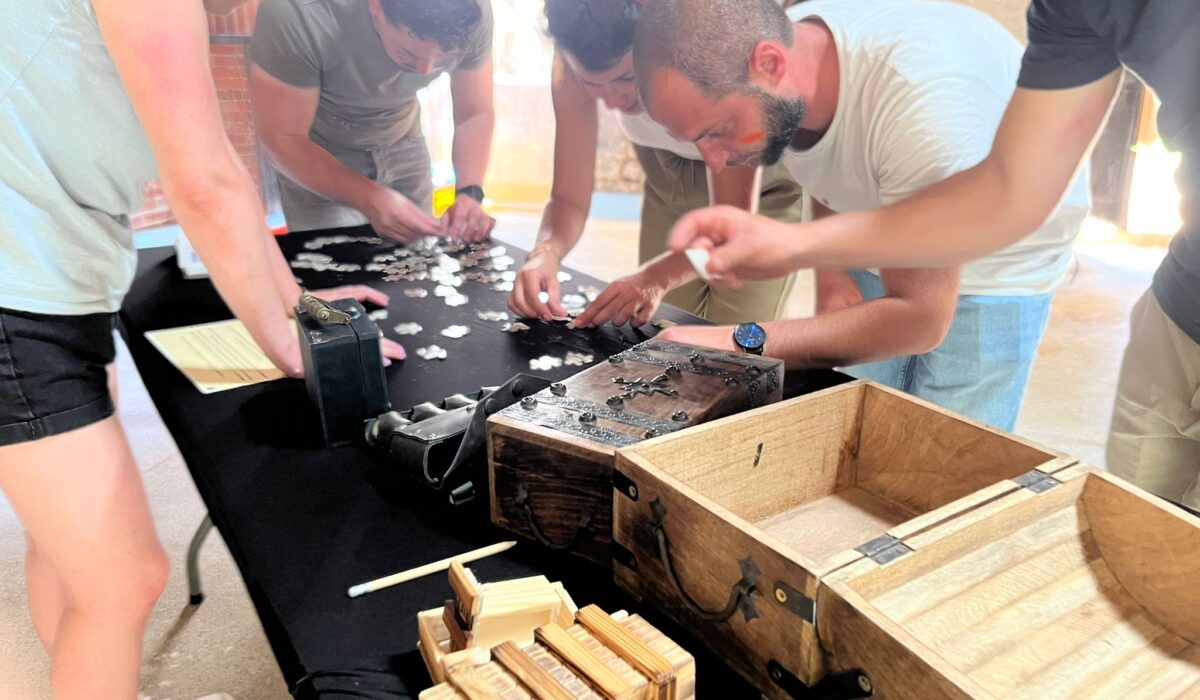 collaborateurs jouant à l'escape box team building