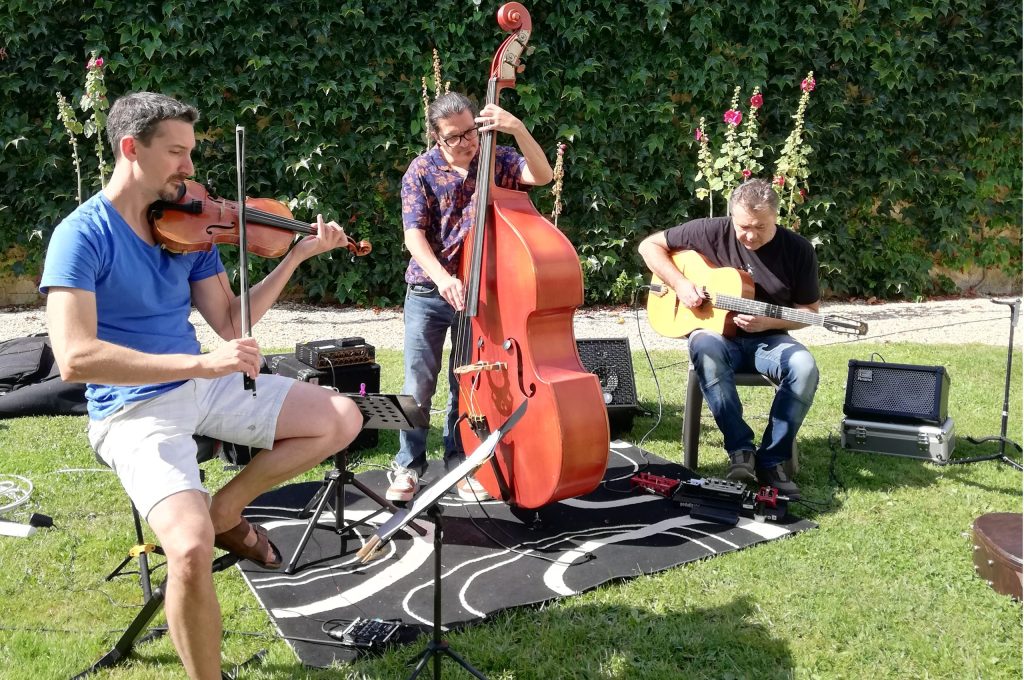Musiciens jouant dans la cour du cloître de l'abbaye de Fontdouce