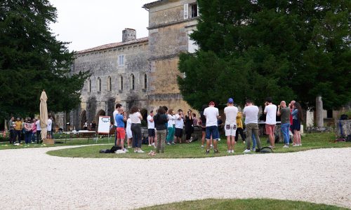 séminaire-au-vert-groupe Des personnes se trouvent en cercle en pleine réflexion a côté d'un paper board